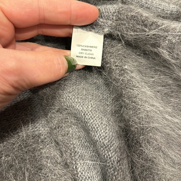 Beautiful 100% cardigan sweater with front pockets and side slits. - Picture 8 of 8